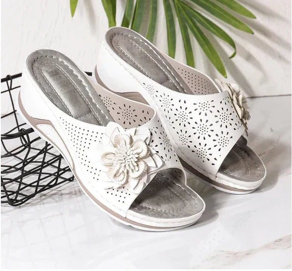 Sandalias ortopedicas de piel suave con soporte para el arco del pie.